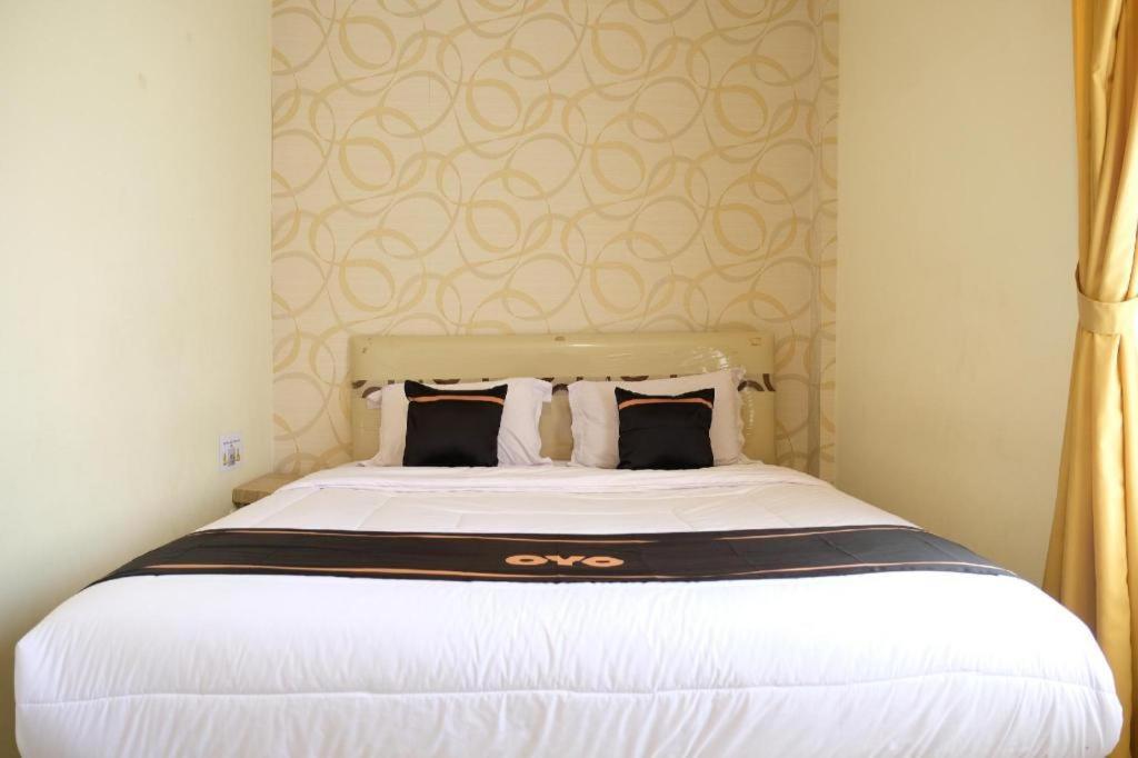 Oyo 1616 Hotel Central City 2 Tanjung Pandan Exterior foto