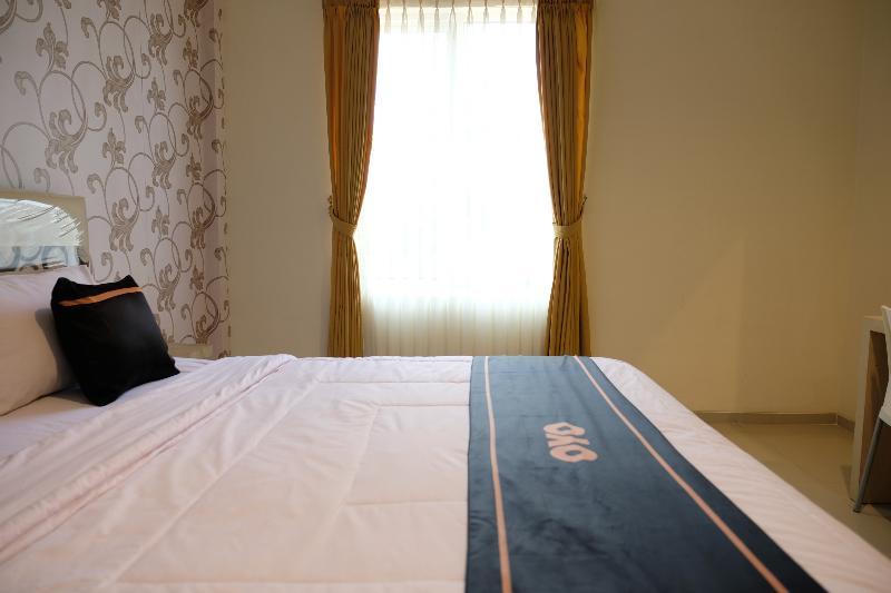 Oyo 1616 Hotel Central City 2 Tanjung Pandan Exterior foto